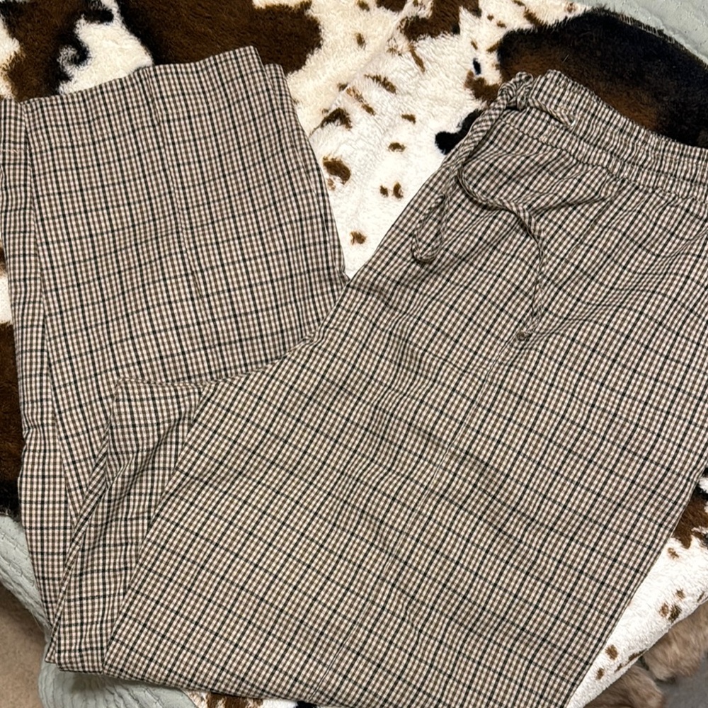 Brown Trousers with Relaxed Fit and Classic Plaid Design